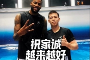 残缺的玉是王！威姆斯与独臂少年张家城单挑 后者运球极快但惜败