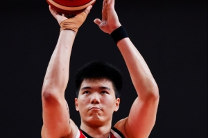 自信放光芒！焦泊乔半场替补4分37秒 4中3贡献8分3板1助