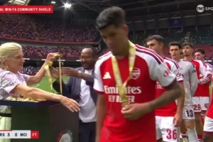 因卡皮耶领奖时错过和英足总主席握手，球迷热议：完全被奖牌迷住