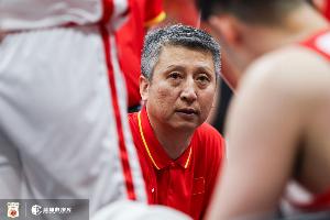 媒体人：距离世预赛就剩一周了 篮板&防守&年轻球员心态都一团糟