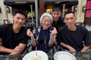 林书豪晒三兄弟与母亲合照 祝母亲70岁生日快乐